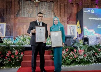 Kembali Ukir Prestasi Tingkat Nasional, Bupati dan Ketua TPP PKK Kab. Solok Raih Penghargaan Bergengsi Manggala Karya Kencana di Semarang