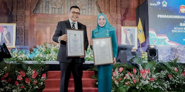 Kembali Ukir Prestasi Tingkat Nasional, Bupati dan Ketua TPP PKK Kab. Solok Raih Penghargaan Bergengsi Manggala Karya Kencana di Semarang