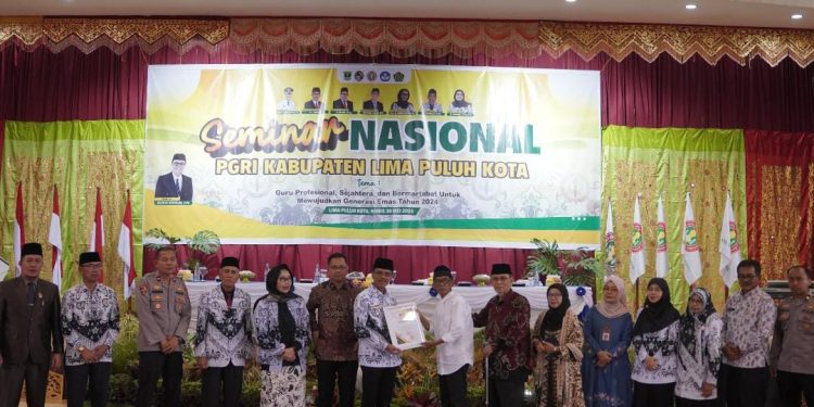 Mantan Kadisdikbud dan Wali Nagari Situjuah Batua, Dapat Penghargaan PGRI Limapuluh Kota
