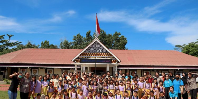Kapolres Mentawai Terima Kunjungan Siswa SD dan SMP Cahaya Bangsa