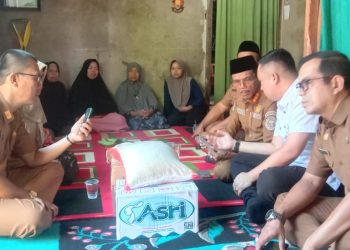 Bupati Safaruddin Serahkan Bantuan Untuk Korban Tanah Longsor