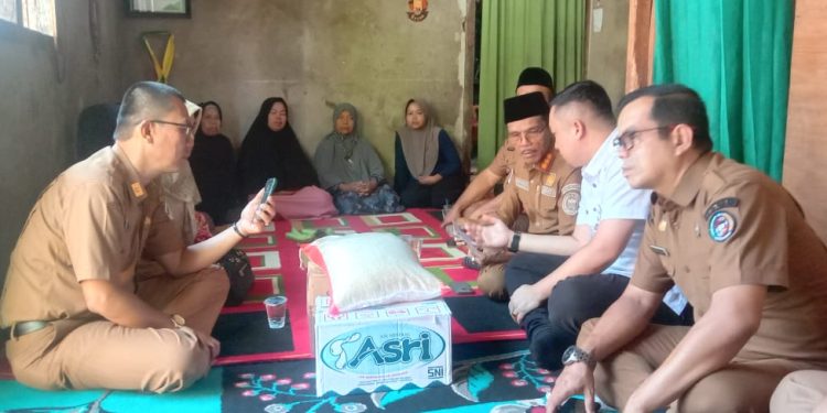 Bupati Safaruddin Serahkan Bantuan Untuk Korban Tanah Longsor