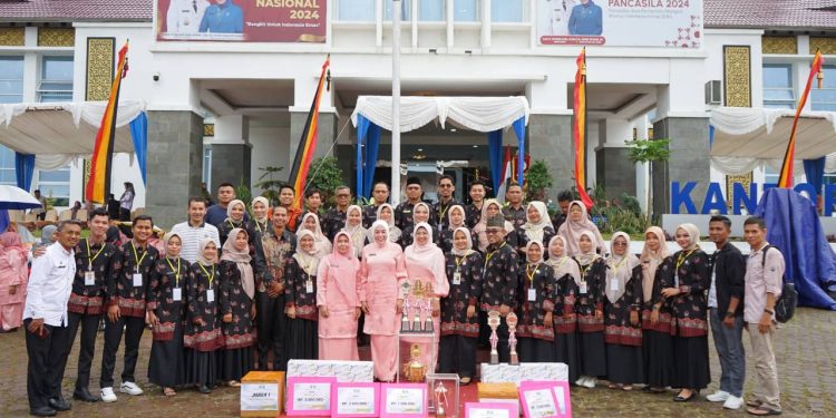 Ratusan Kader Riuh dan Antusias Ketika Ketua TP PKK Kabupaten Solok Ny. Emiko Menutup Jambore PKK Kabupaten Solok