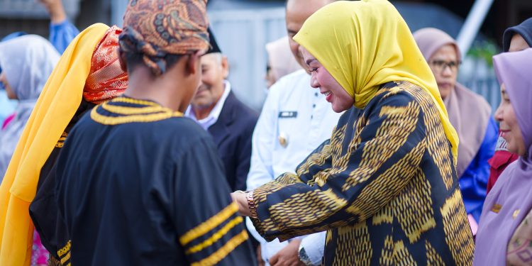 Ketua Umum FORIKAN Kab. Solok Bagikan Olahan Hasil Perikanan untuk Masyarakat Alahan Panjang dan Sungai Nanam