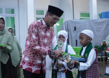 Hadiri Wisuda Tahfidz dan Peresmian Gedung Baru MI Terpadu Al-Falah, Bupati Safaruddin: Kami Bangga dengan MIT Al-Falah