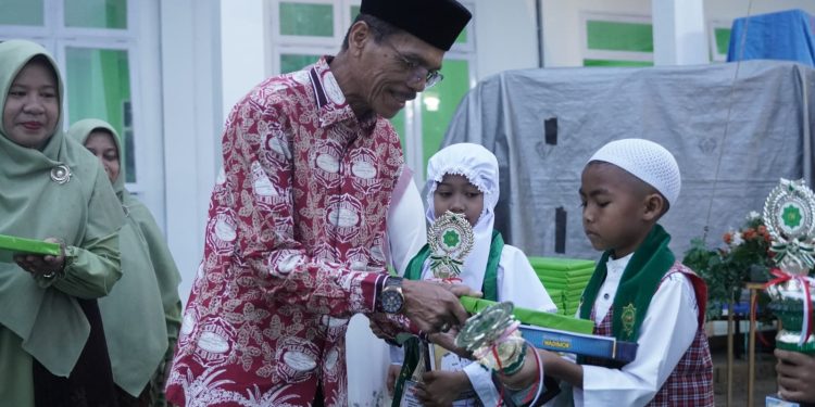 Hadiri Wisuda Tahfidz dan Peresmian Gedung Baru MI Terpadu Al-Falah, Bupati Safaruddin: Kami Bangga dengan MIT Al-Falah