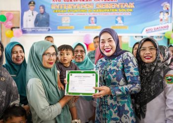 Ny. Hj. Emiko Epyardi Asda, SP Kunjungi Posyandu Mandahiliang Nagari Koto Laweh