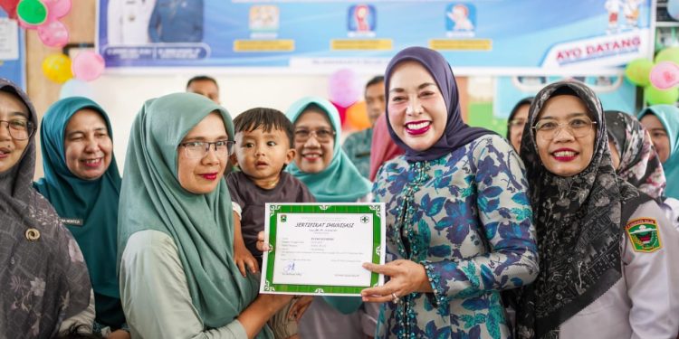 Ny. Hj. Emiko Epyardi Asda, SP Kunjungi Posyandu Mandahiliang Nagari Koto Laweh