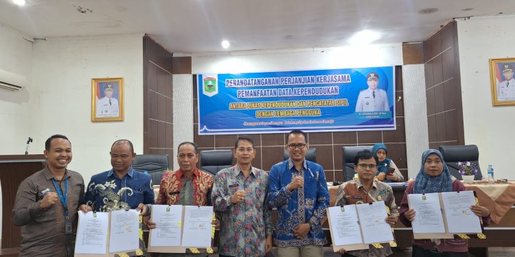 Disdukcapil Kab.Solok Melakukan Perjanjian Kerjasama dengan 19 Lembaga Pemerintah dan Bidan Praktek Mandiri di Kab.Solok