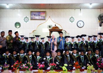 Bupati dan Ketua TP-PKK Kab. Solok Hadiri Prosesi Wisuda dan Khatam Al-Quran Ke-XXIII MDTA Nagari Sungai Jambur