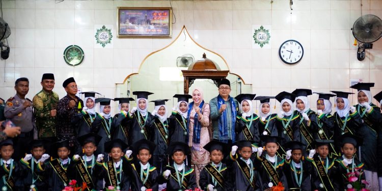 Bupati dan Ketua TP-PKK Kab. Solok Hadiri Prosesi Wisuda dan Khatam Al-Quran Ke-XXIII MDTA Nagari Sungai Jambur