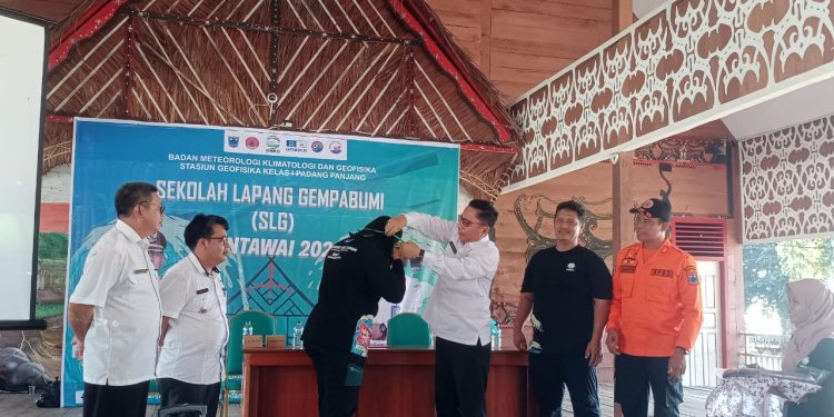 Sekda Mentawai Secara Resmi Tutup Kegiatan Sekolah Lapang Gempa Bumi Tsunami Ready Community