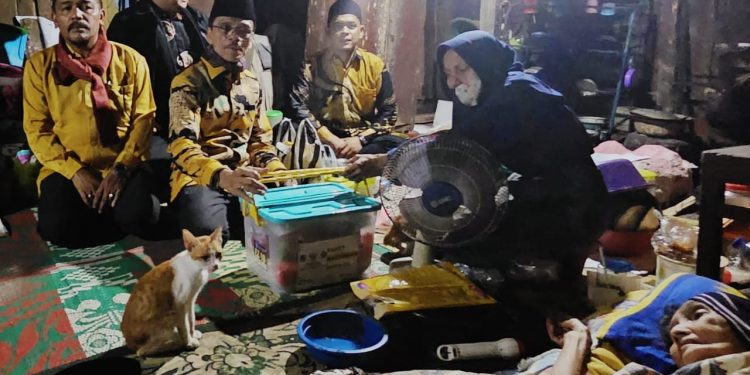 Menjelang Sahur, Bupati Safaruddin Dt.Bandaro Rajo dan Calon DPRD Terpilih, Lihat Warga Dhuafa