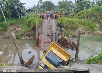 Truk Bermuatan Kerikil Terjatuh Akibat Jembatan Ambruk di Dusun Rokdok Mentawai