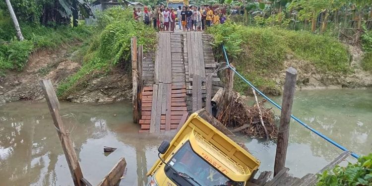Truk Bermuatan Kerikil Terjatuh Akibat Jembatan Ambruk di Dusun Rokdok Mentawai