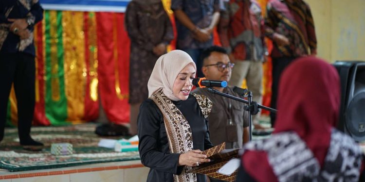 Ketua TP-PKK Kab. Solok Lantik dan Kukuhkan Pengurus FK-BK Kecamatan X Koto Diatas Periode 2024-2029
