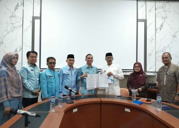Sekda Medison  bersama Sekda Kota Solok Laksanakan Penandatanganan Berita Acara Serah Terima Meubiler dan Gedung DPRD Kab. Solok