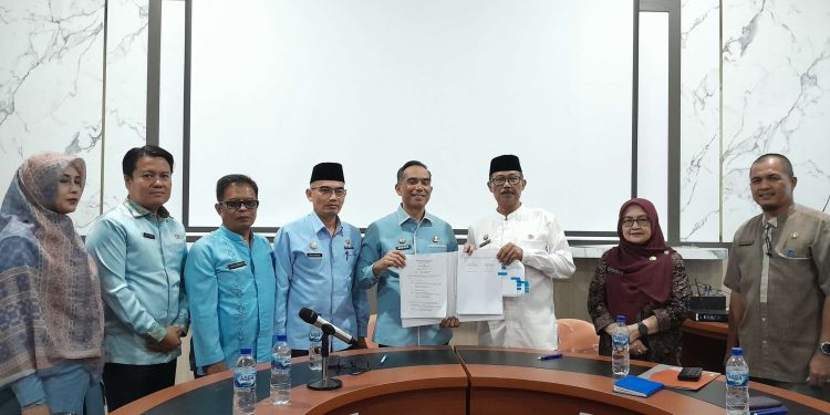 Sekda Medison  bersama Sekda Kota Solok Laksanakan Penandatanganan Berita Acara Serah Terima Meubiler dan Gedung DPRD Kab. Solok