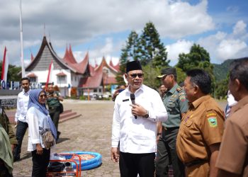 Bupati Epyardi Asda Serahkan Bantuan Alsintan Pompa Air Untuk Kelompok Tani Se-Kabupaten Solok