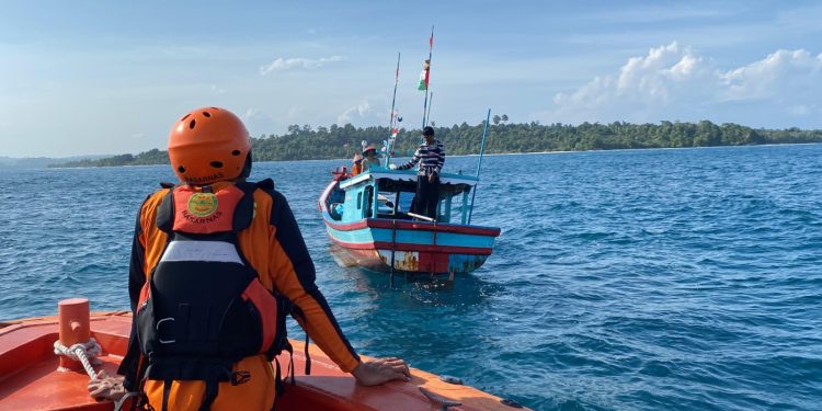 Kapal Nelayan Mengalami Mati Mesin di Perairan Pulau Pitojat Berhasil Diselamatkan SAR Mentawai