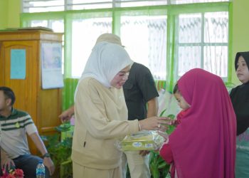 Asisten I dan Ketua TP-PKK Kab. Solok Serahkan PMT Kepada Masyarakat Penerima Manfaat di Kecamatan Pantai Cermin