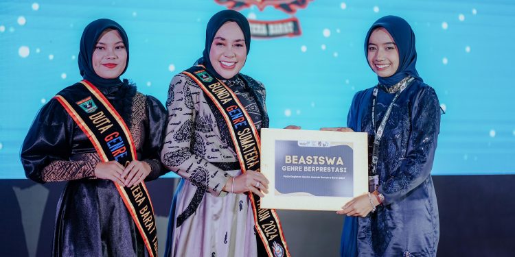 Bupati dan Ketua TP-PKK Kab. Solok Raih Penghargaan Ayah dan Bunda GenRe Pengayom dari BKKBN Perwakilan Sumbar Tahun 2024