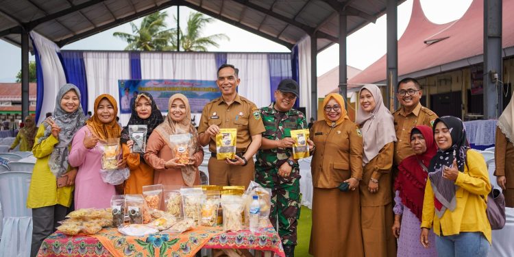 Sekda Medison Didampingi Kadis Perikanan dan Pangan Serahkan Jaring Kepada Kelompok Nelayan Serta Kelompok Pengolah dan Pemasar Se-Kec. X Koto Singkarak