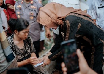 Emiko Epyardi Asda Serahkan Bantuan kepada Korban Kebakaran di Nagari Gauang