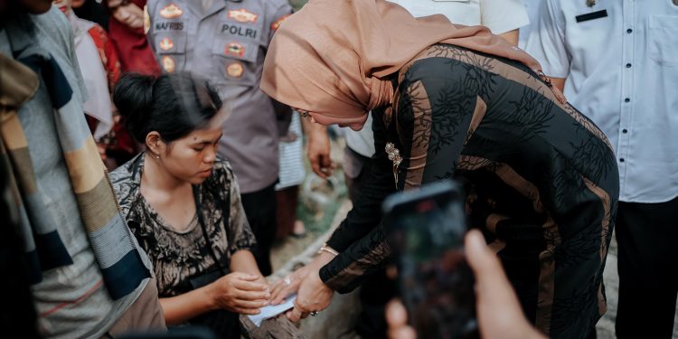 Emiko Epyardi Asda Serahkan Bantuan kepada Korban Kebakaran di Nagari Gauang