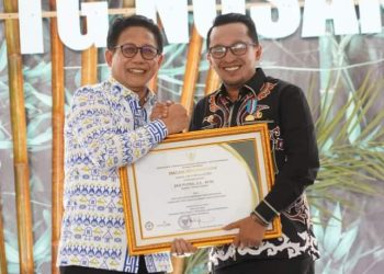 Bupati Tanah Datar  Mendapat Penghargaan Lencana Bakti Inovasi Desa dari Mendes PDTT