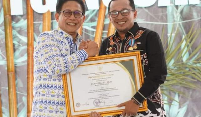 Bupati Tanah Datar  Mendapat Penghargaan Lencana Bakti Inovasi Desa dari Mendes PDTT