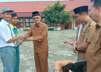 Kepala Disdikbub Tanah Datar Inhendri Abas Menjadi Inspektur Upacara Senin Pagi di SMKN 2 Batusangkar