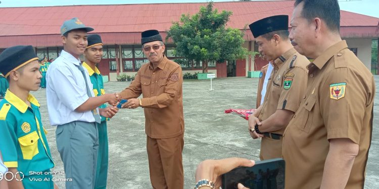 Kepala Disdikbub Tanah Datar Inhendri Abas Menjadi Inspektur Upacara Senin Pagi di SMKN 2 Batusangkar