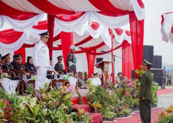Bupati Solok Bertindak Sebagai Inspektur Upacara Pada Peringatan HUT RI Ke-79 di Kabupaten Solok