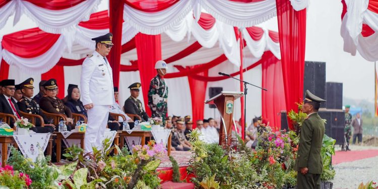 Bupati Solok Bertindak Sebagai Inspektur Upacara Pada Peringatan HUT RI Ke-79 di Kabupaten Solok