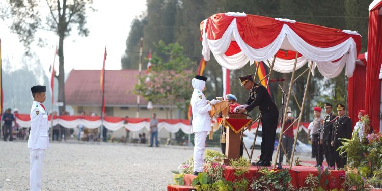 Bupati Solok Hadiri Upacara Penurunan Bendera Sang Merah Putih di Lapangan Convention Hall Alahan Panjang