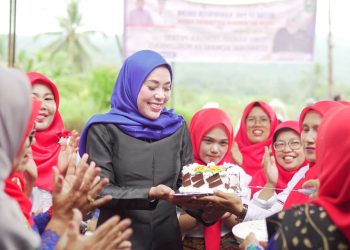 Bupati Solok Diwakili Kadis Pertanian bersama Ketua TP PKK Kab. Solok Temu Ramah dengan Kelompok Tani di Nagari Sumani