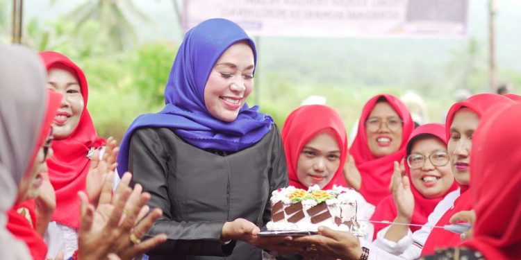 Bupati Solok Diwakili Kadis Pertanian bersama Ketua TP PKK Kab. Solok Temu Ramah dengan Kelompok Tani di Nagari Sumani