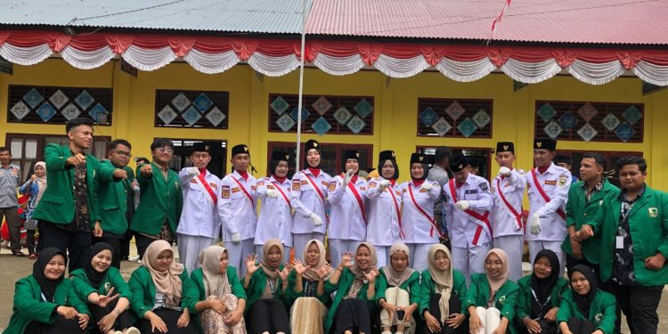 Meriahkan HUT RI Ke-79, Mahasiswa KKN PPM UNAND Jadi Pasukan Pengibar Bendera Merah Putih
