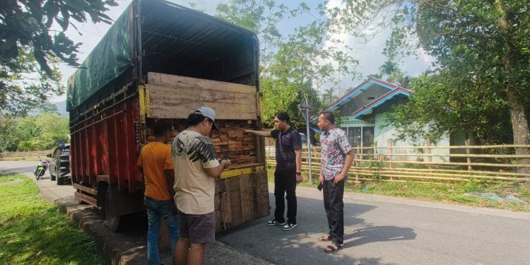 Diduga Hasil Ilegal Loging, Polres Sijunjung Amankan Truck Bermuatan Kayu Olahan