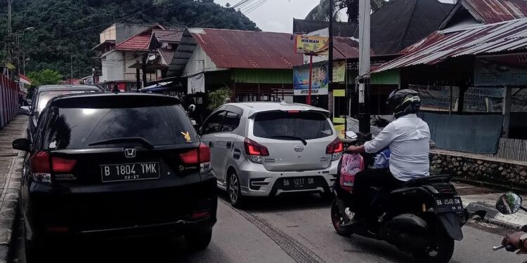 Warga Painan Keluhkan Keberadaan PKL dan Parkir Liar di Sekitar Rumah Sakit M. Zein
