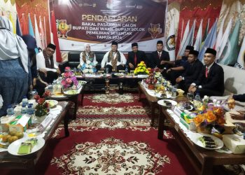 Mendaftar ke KPU, Paslon Emiko dan Irwan Afriadi Diiringi Pendukung dan Simpatisan