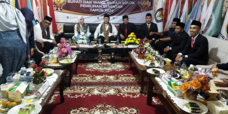 Mendaftar ke KPU, Paslon Emiko dan Irwan Afriadi Diiringi Pendukung dan Simpatisan