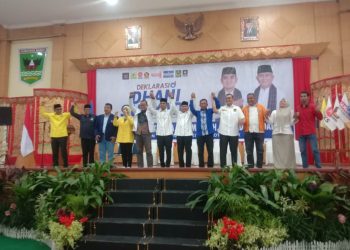 Ribuan Masyarakat Pengusung Paslon Ramadhani – Suryadi Padati Kubung 13 dan Antarkan Mendaftar ke KPU Kota Solok