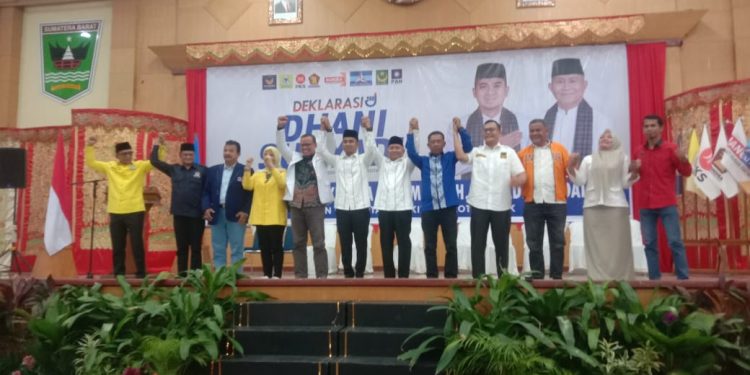 Ribuan Masyarakat Pengusung Paslon Ramadhani – Suryadi Padati Kubung 13 dan Antarkan Mendaftar ke KPU Kota Solok