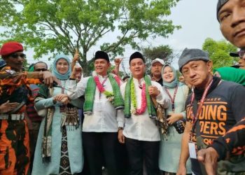 Meski Diusung Satu Partai, Ribuan Massa Antarkan Paslon Nofi Chandra Dan Leo Murphi Ke KPU