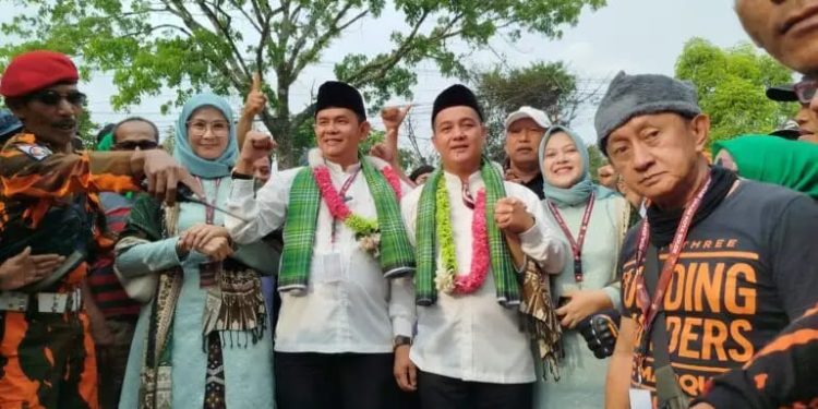 Meski Diusung Satu Partai, Ribuan Massa Antarkan Paslon Nofi Chandra Dan Leo Murphi Ke KPU