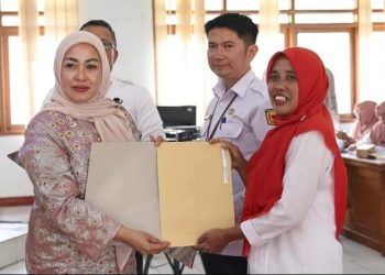 Sebanyak 204 IKM di Tanah Datar Menerima Sertifikat Halal TKDN-IK dan HKI dari Sucofindo dan Kanwil Menkumham Padang