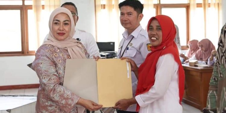Sebanyak 204 IKM di Tanah Datar Menerima Sertifikat Halal TKDN-IK dan HKI dari Sucofindo dan Kanwil Menkumham Padang