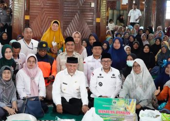 Gubernur Sumbar Menyerahkan Sebanyak 650 Paket Sembako untuk Masyarakat Tanah Datar Yang Terdampak Banjir Bandang dan Longsor